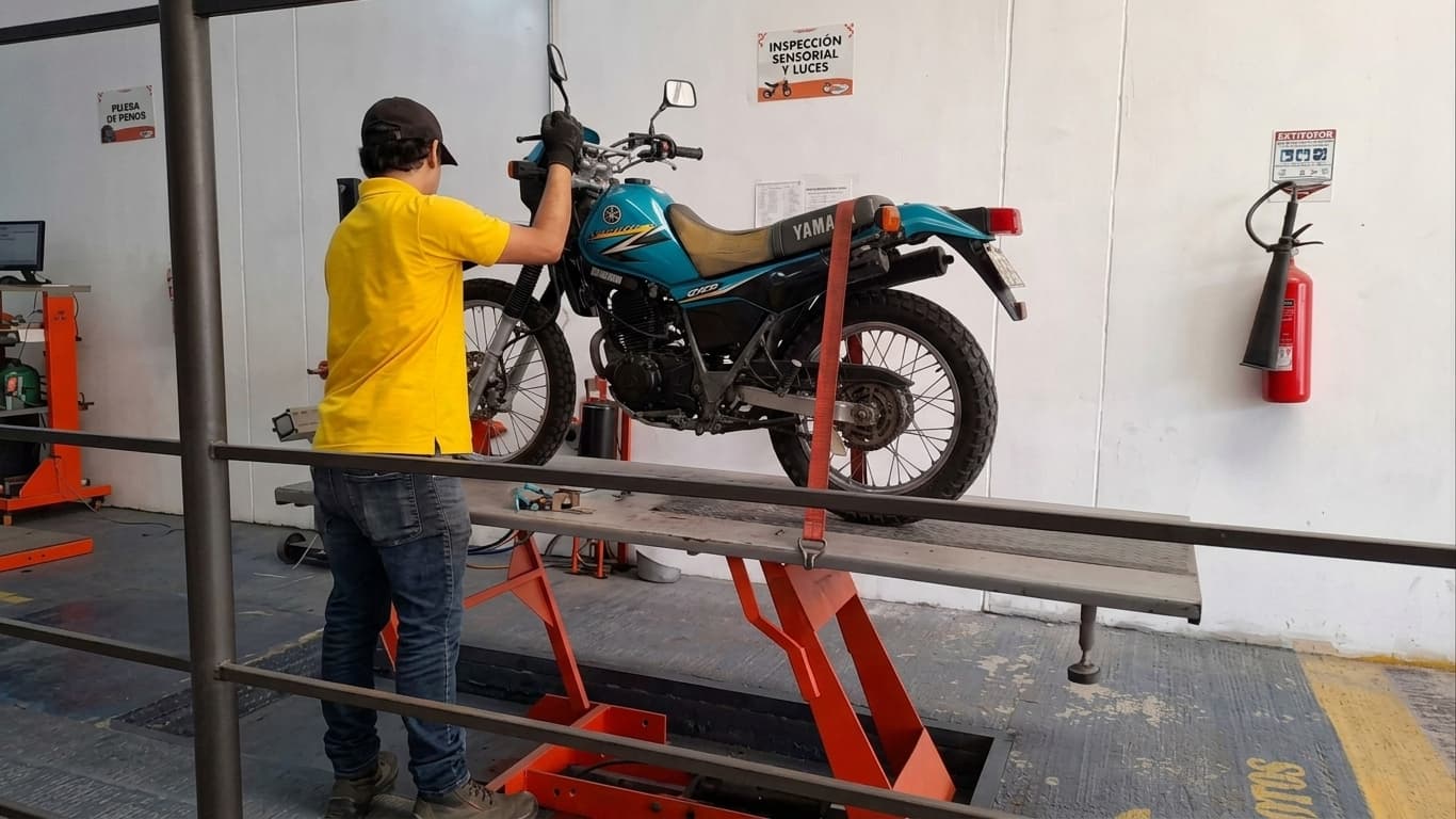 Motos en pista de revisión en CDA Motos Av El Ferrocarril
