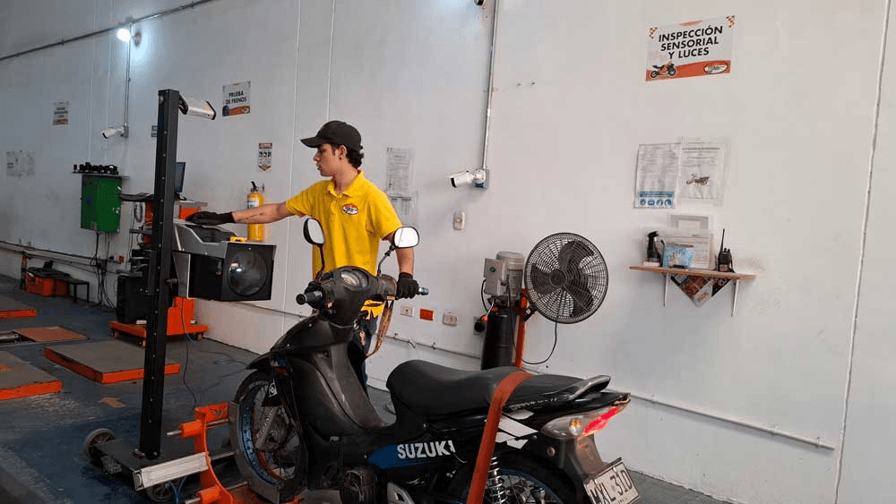 Inspección de luces y revisión sensorial en moto 4T