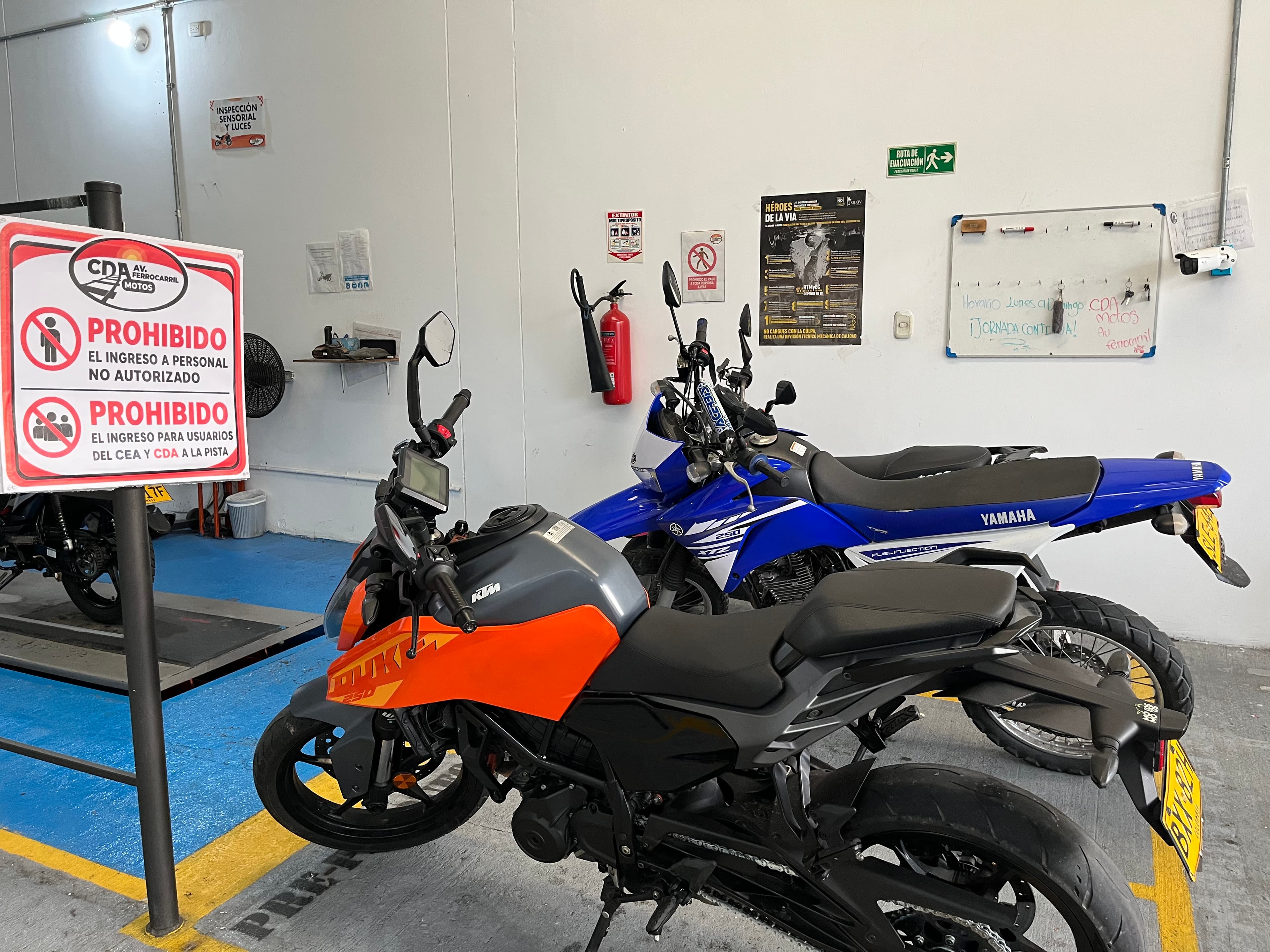 Equipo técnico del CDA atendiendo todo tipo de motocicletas
